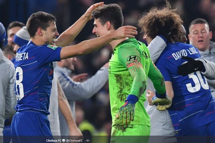 Trio Chelsea, Cesar Azpilicueta (kiri), Kepa Arrizabalaga (tengah), dan David Luiz (kanan), merayakan kemenangan atas Tottenham Hotspur dalam laga leg kedua semifinal Piala Liga Inggris di Stadion Stamford Bridge, London, Kamis (24/1/2019)