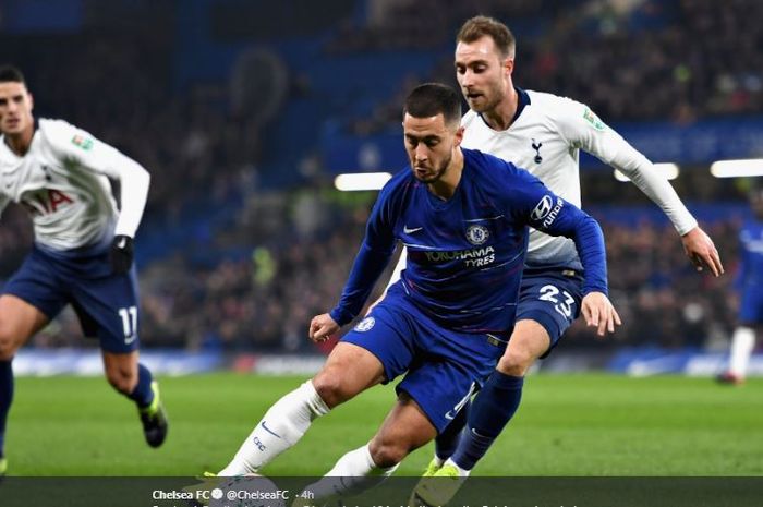 Penyerang Chelsea, Eden Hazard, berduel dengan gelandang Tottenham Hotspur Christian Eriksen, dalam 