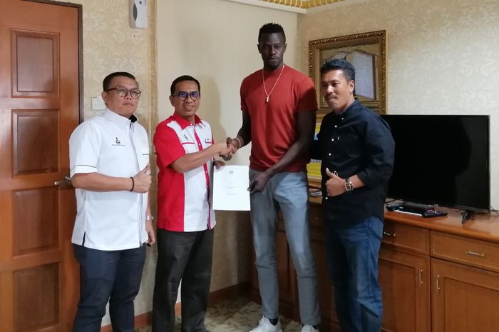 Kalidou Coulibaly saat diperkenalkan oleh PKNP pada hari Jumat (25/1/2019).