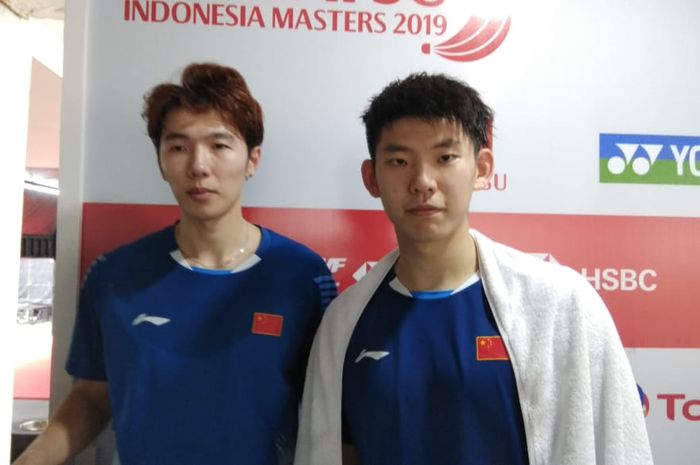 Pasangan ganda putra China, Li Junhui/Liu Yuchen, berpose setelah menjalani laga perempat final Indo