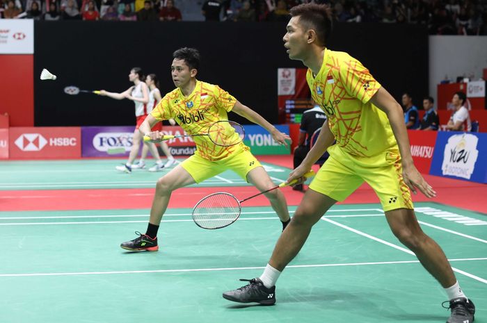 Pasangan ganda putra Indonesia, Fajar Alfian/Muhammad Rian Ardianto, mengembalikan kok ke arah Marcus Fernaldi Gideon/Kevin Sanjaya Sukamuljo pada perempat final Indonesia Masters 2019 di Istora Senayan, Jakarta, Jumat (25/1/2019).