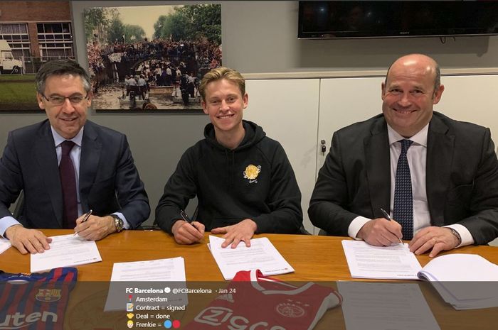 Frenkie de Jong (tengah) meneken kontrak sebagai pemain Barcelona.