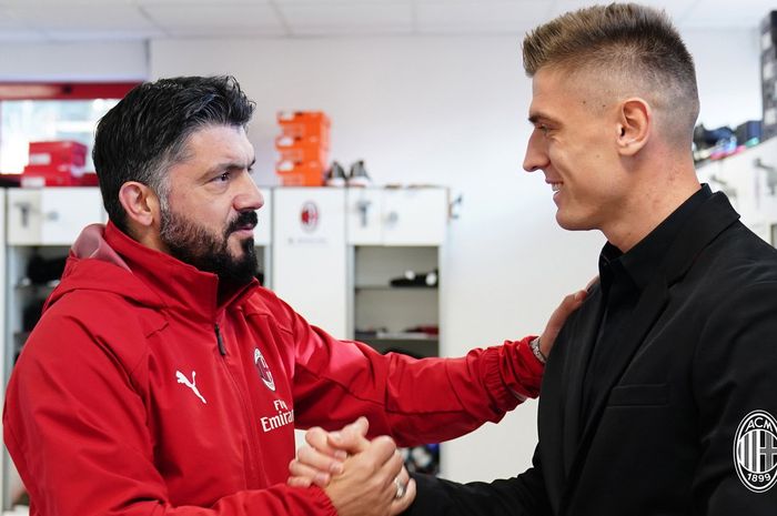 Pelatih AC Milan, Gennaro Gattuso dengan sang striker anyar, Krzysztof Piatek