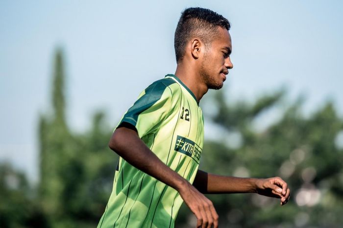 Gelandang Persebaya Surabaya, Muhammad Alwi Slamat, saat melakukan tes fisik pada Sabtu (26/1/2019).