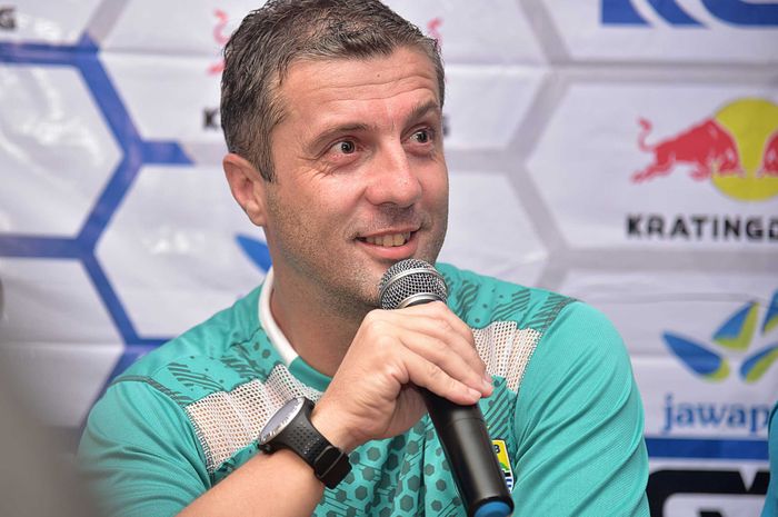 Pelatih Persib Bandung, Miljan Radovic, saat diwawancarai pada sesi konferensi pers sebelum pertandi