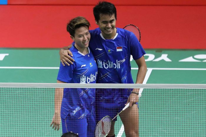 Pasangan ganda campuran Indonesia, Tontowi Ahmad/Liliyana Natsir, berangkulan seusai memastikan keme