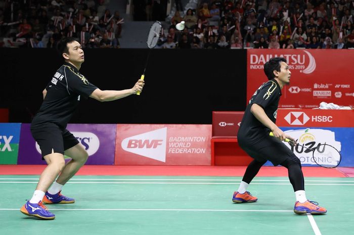 Pasangan ganda putra Indonesia, Mohammad Ahsan/Hendra Setiawan, mengembalikan kok ke arah Han Chengk