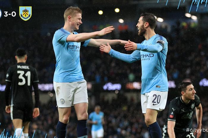 Selebrasi Kevin de Bruyne bersama Bernardo Silva berselebrasi usai mencetak gol ke gawang Burnley  dalam laga Piala FA putaran keempat di Stadion Etihad, Sabtu (26/1/2019).