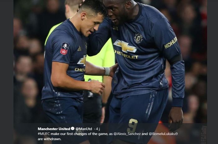 Alexis Sanchez merayakan gol ke gawang Arsenal bersama Romelu Lukaku saat Manchester United menang 3