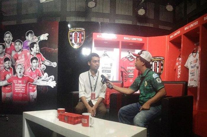 Sales and Brand Activation Bali United, Raymond Diaz, memberikan penjelasan dalam sesi stadium tour, di Stadion Kapten I Wayan Dipta, Gianyar, Bali, Sabtu (26/1/2019).