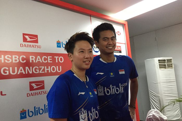 Pasangan ganda campuran Indonesia, Liliyana Natsir dan Tontowi Ahmad, berpose usai tampil pada semif