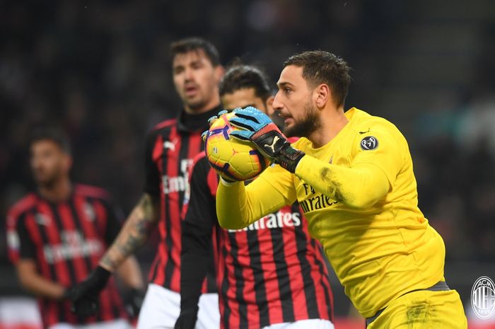 Kiper AC Milan, Gianluigi Donnarumma, beraksi dalam laga pekan ke-21 Liga Italia melawan Napoli di Stadion San Siro, Milan, 26 Januari 2019.