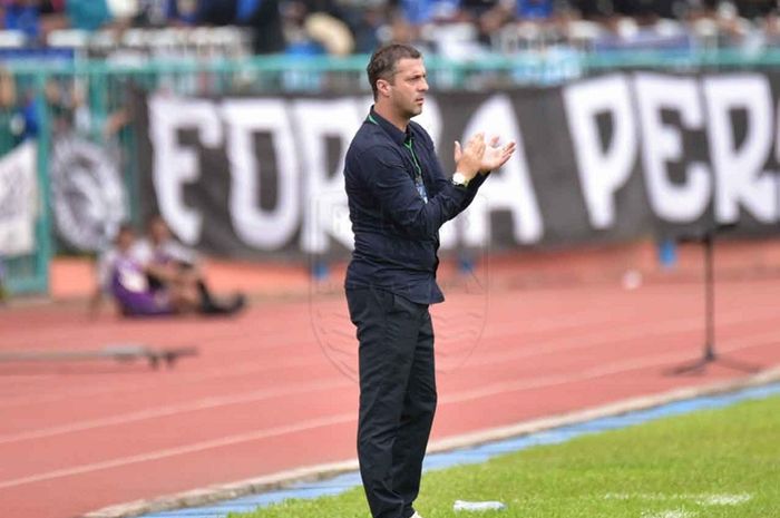 Pelatih Persib Miljan Radovic memberi semangat kepada para pemainnya saat melawan Persiwa Wamena dal