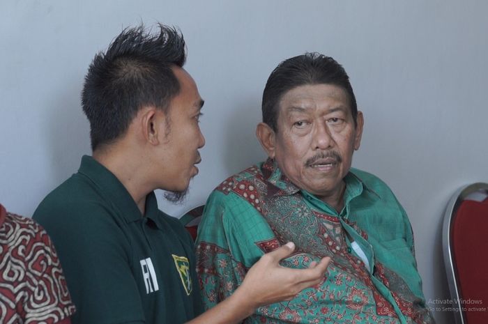 Rendi Irwan bebincang-bincang dengan almarhum Nuryono Haryadi