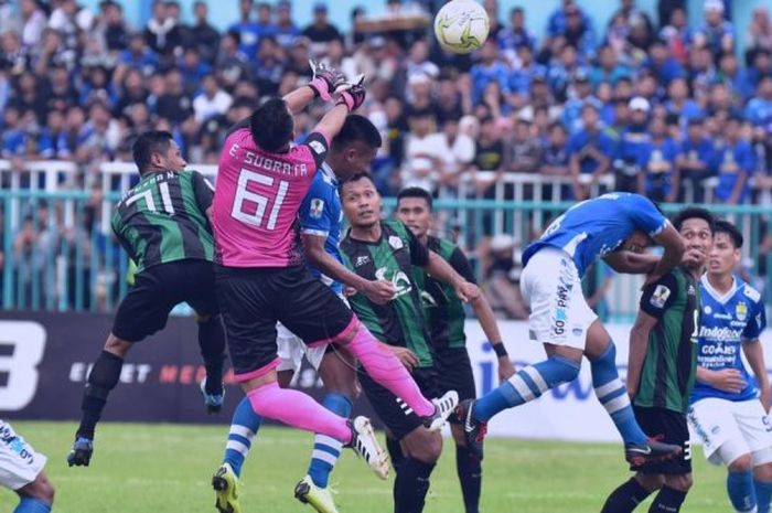 Aksi ciamik kiper Persiwa, Endang Subrata (61) saat diserang pemain Persib pada laga Piala Indonesia 2018, 27 Januari 2019. 