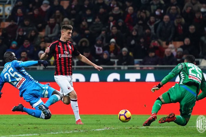 Krzysztof Piatek saat berhadapan dengan kiper Napoli, David Ospina dalam laga Liga Italia pekan ke-21 di Stadion San Siro, Sabtu (26/1/2019) atau Minggu dini hari WIB.