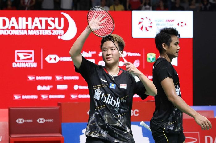 Pasangan ganda campuran Indonesia, Tontowi Ahmad/Liliyana Natsir, memberikan salam kepada penonton setelah menjalani laga Indonesia Masters 2019.