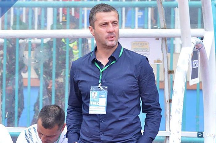 Pelatih Persib, Miljan Radovic saat mendampingi timnya melawan tuan rumah Persiwa untuk Piala Indonesia 2018.