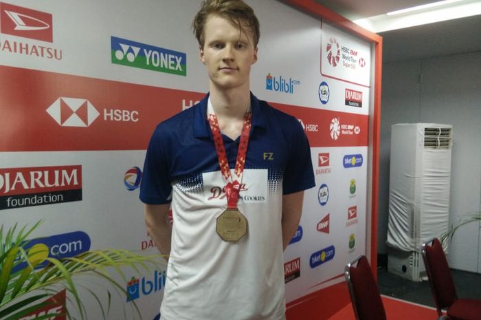 Pebulu tangkis tunggal putra Denmark, Anders Antonsen, berpose setelah konferensi pers final Indonesia Masters 2019 di Istora Senayan, Jakarta, Minggu (27/1/2019).