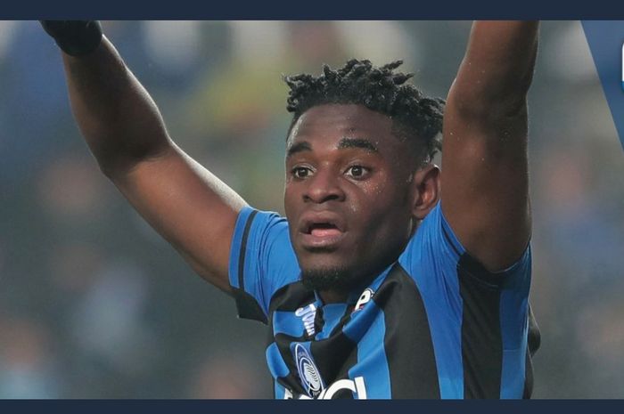 Striker Atalanta, Duvan Zapata, membuyarkan kemenangan AS Roma.