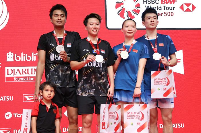 Pasangan ganda campuran Indonesia, Tontowi Ahmad/Liliyana Natsir berpose di podium bersama Zheng Siw