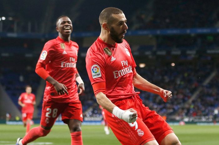 Dua Penyerang Real Madrid, Karim Benzema dan Vinicius Junior, merayakan gol dalam laga pekan ke-21 Liga Spanyol