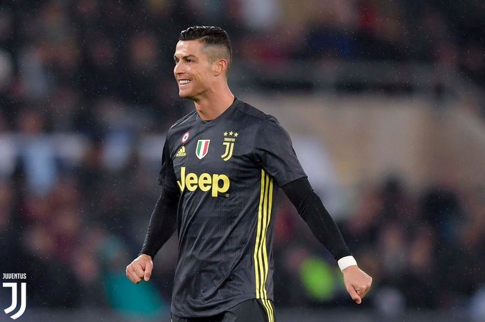 Megabintang Juventus, Cristiano Ronaldo, tersenyum pada laga pekan ke-21 Liga Italia melawan Lazio