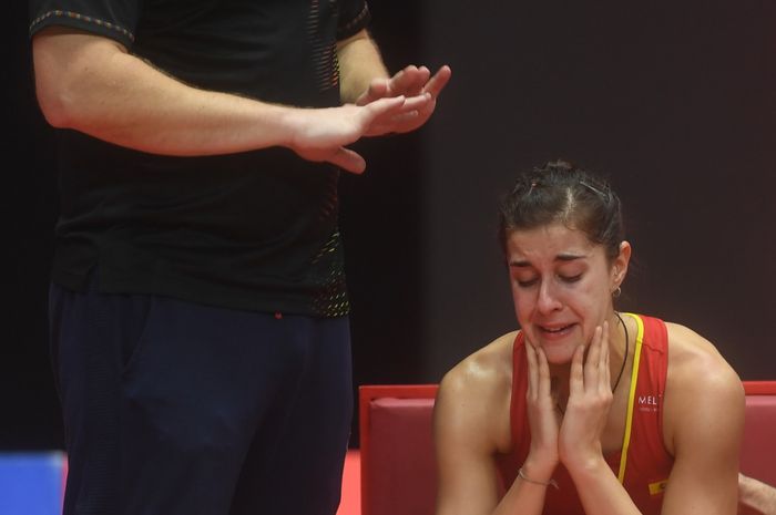 Pebulu tangkis tunggal putri Spanyol, Carolina Marin, menangis setelah mengalami cedera pada final I