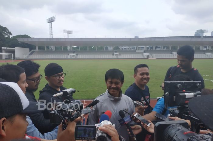 Indra Sjafri menjawab pertanyaan wartawan di Stadion Madya, Senin (28/1/2019), pasca memimpin latihan perdananya bersama timnas U-22 Indonesia seusai pulang dari Spanyol.