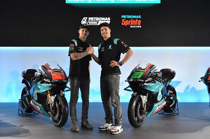 Fabio Quartararo dan Franco Morbidelli saat menjalani peresmian tim Petronas Yamaha SRT untuk MotoGP 2019 di Kuala Lumpur, Malaysia, Senin (28/1/2019).