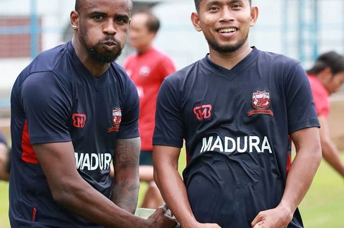 Andik Vermansah berpose bersama Greg Nwokolo dalam sesi latihan bersama Madura United.