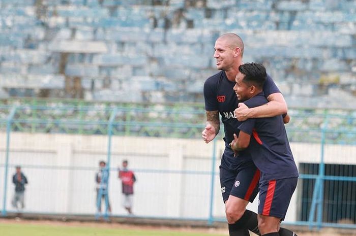 Andik Vermansah melakukan selebrasi dengan Aleksandar Rakic dalam laga uji coba Madura United kontra  Fajar FC Surabaya.