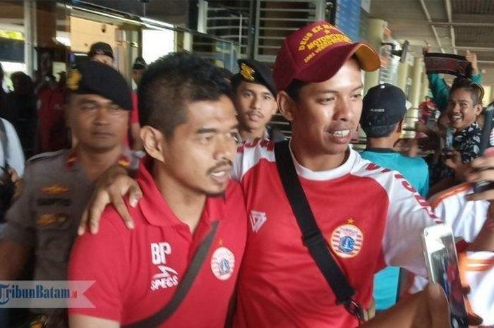 Bambang Pamungkas saat berfoto dengan fan di Bandara Hang Nadim, Batam, Selasa (29/1/2019).