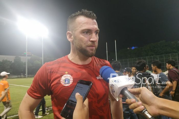 Penyerang Persija Jakarta, Marko Simic menjawab pertanyaan wartawan di Lapangan Rugby, Senayan, Jakarta, Senin (28/1/2019).