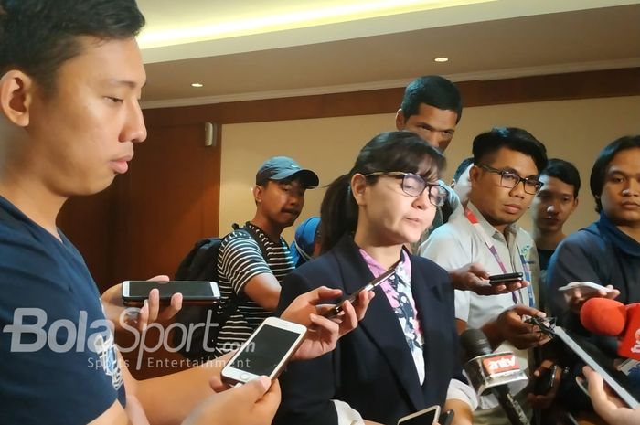 Sekjen PSSI Ratu Tisha Destria memberikan keterangan soal penggeledahan Kantor PSSI oleh Satgas Antimafia Bola, Rabu (30/1/2019).