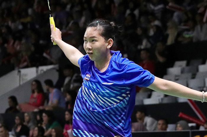 Pebulu tangkis tunggal putri Thailand, Pornpawee Chochuwong, mengembalikan kok ke arah Akane Yamaguchi (Jepang) pada babak perempat final Indonesia Open 2019 di Istora Senayan, Jakarta, Jumat (25/1/2019).