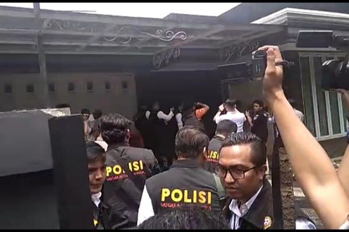 Tim Satgas Antimafia Bola Datangi Kantor PSSI di Kemang, Jakarta Selatan, Guna Mencari Dokumen-dokumen yang Dapat Dijadikan Sumber Pemeriksaan.