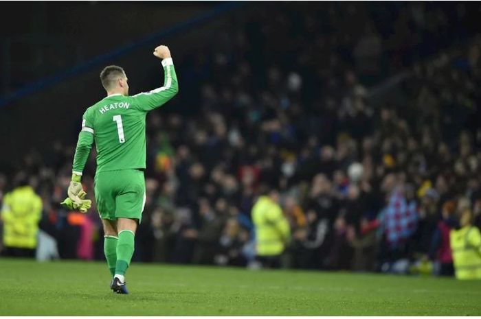 Kiper Burnley, Tom Heaton, yang tampil gemilang saat melawan Manchester United pada pekan ke-24 Liga Inggris.