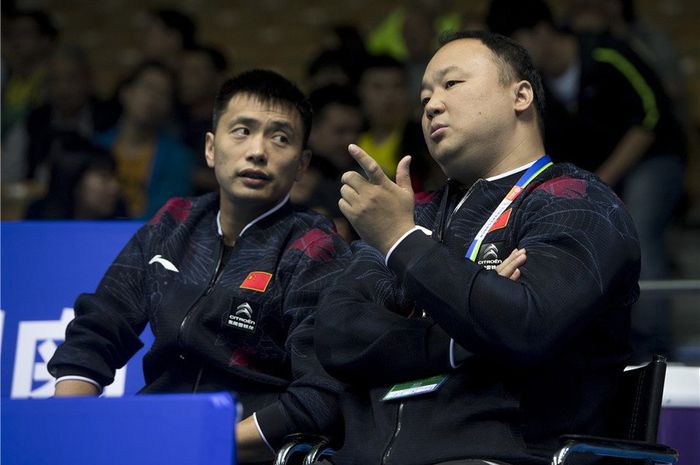 Peraih medali emas Olimpiade Sydney 2000 dan Olimpiade Athena 2004 asal China, Zhang Jun (kanan).