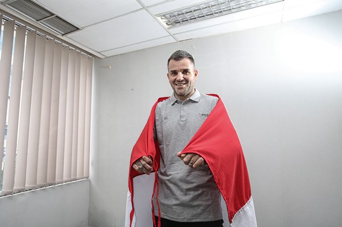 Pelatih timnas Indonesia, Simon McMenemy, saat melakukan wawancara dengan BolaSport.com dan Kompas.com di Jakarta, 31 Januari 2019.