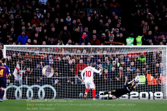 Kiper Barcelona, Jasper Cillessen, sukses menepis tendangan penalti pemain Sevilla, Ever Banega, dalam laga leg kedua perempat final Copa del Rey di Stadion Camp Nou, 30 Januari 2019.