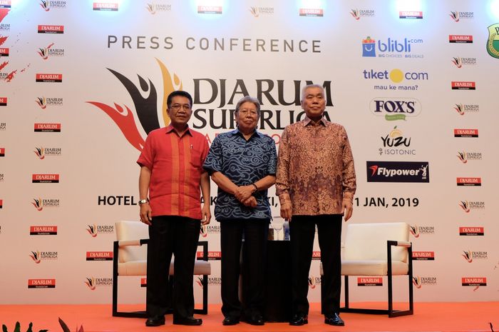 (ki-ka) Ketua Panitia Pelaksana Djarum Superliga Badminton 2019, Achmad Budiharto, Dewan Penasihat Djarum Foundation, Yan Haryadi Susanto, dan Wakil Ketua Umum I PBSI, Alex Tirta, hadir pada konferensi pers Djarum Superliga Badminton 2019 di Jakarta, Kamis (31/1/2019).