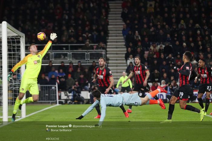 Kiper Bournemouth, Arthur Boruc, melakukan penyelamatan gemilang saat gelandang Chelsea, Mateo Kovacic, melesatkan bola lewat sundulan terbang dalam laga Liga Inggris pada Kamis (31/1/2019) di Stadion Vitality, Bournemouth.