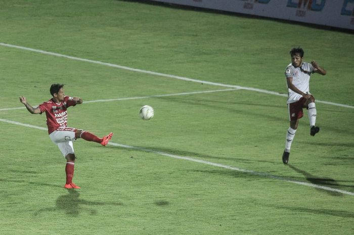 Aksi penyerang Bali United, Irfan Bachdim (kiri) saat melakukan sepakan ke gawang Blitar United pada laga 32 besar Piala Indonesia 2018,  1 Februari 2019. 