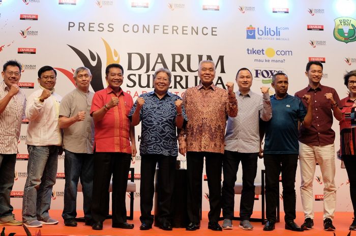 Panitia dan perwakilan klub berpose [ada konferensi pers jelang Djarum Superliga Badminton 2019 di Hotel Indonesia Kempinski, Kamis (31/1/2019).