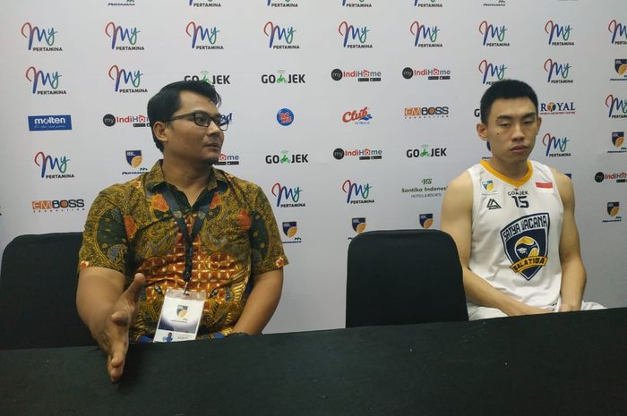 Pelatih Satya Wacana Salatiga, Efri Meldi (kiri) dan shooting guard Andre Adriano saat menghadiri konferensi pers laga hari pertama seri ke-6 IBL Pertamax 2018-2019 di GOR Pacific, Surabaya, Jawa Timur, Jumat (1/2/2019).