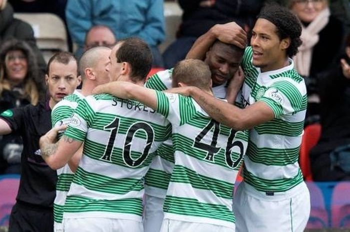 Amido Balde (calon pemain Persebaya Surabaya) bersama Virgil Van Dijk dan rekan setim saat membela Celtic.