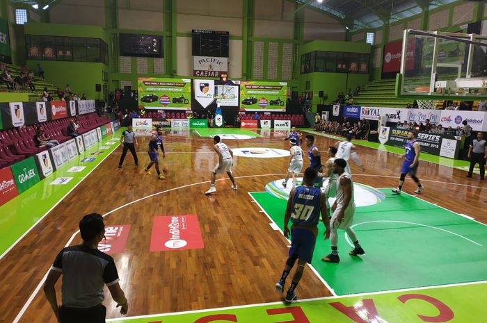 Pertandingan seri ke-6 IBL Pertamax 2018-2019 antara Bima Perkasa Jogja dan Satya Wacana Salatiga di GOR Pacific, Surabaya, Jawa Timur, Jumat (1/2/2019).