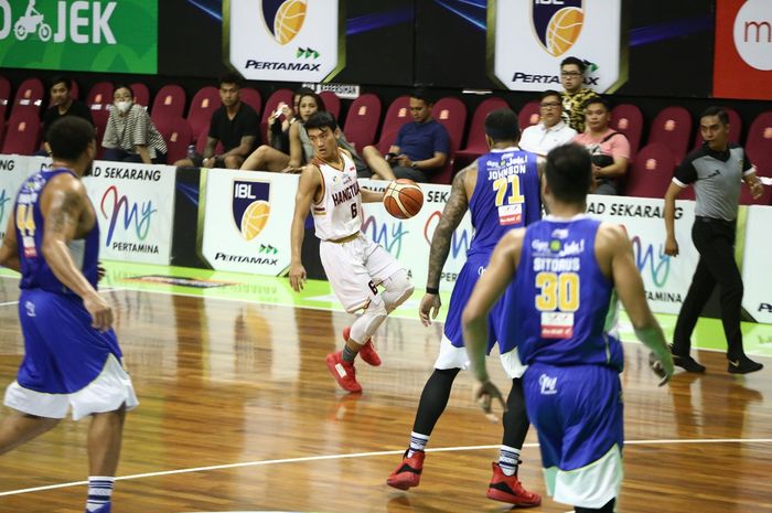 Caption: Pemain HangTuah, Abraham Wenas, tampil pada laga hari kedua seri ke-6 IBL Pertamax 2018-2019 melawan Satria Muda Pertamina, di GOR Pacific, Surabaya, Jawa Timur, Sabtu (2/2/2019).