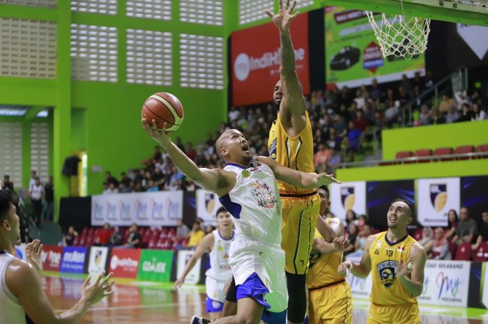 Pemain Satria Muda Pertamina Jakarta, Arki Dikania Wisnu (jersey putih) berupaya memasukkan bola pada laga seri ke-6 IBL Pertamax 2018-2019 melawan Satya Wacana Salatiga, di GOR Pacific, Surabaya, Jawa Timur, Minggu (3/2/2019).